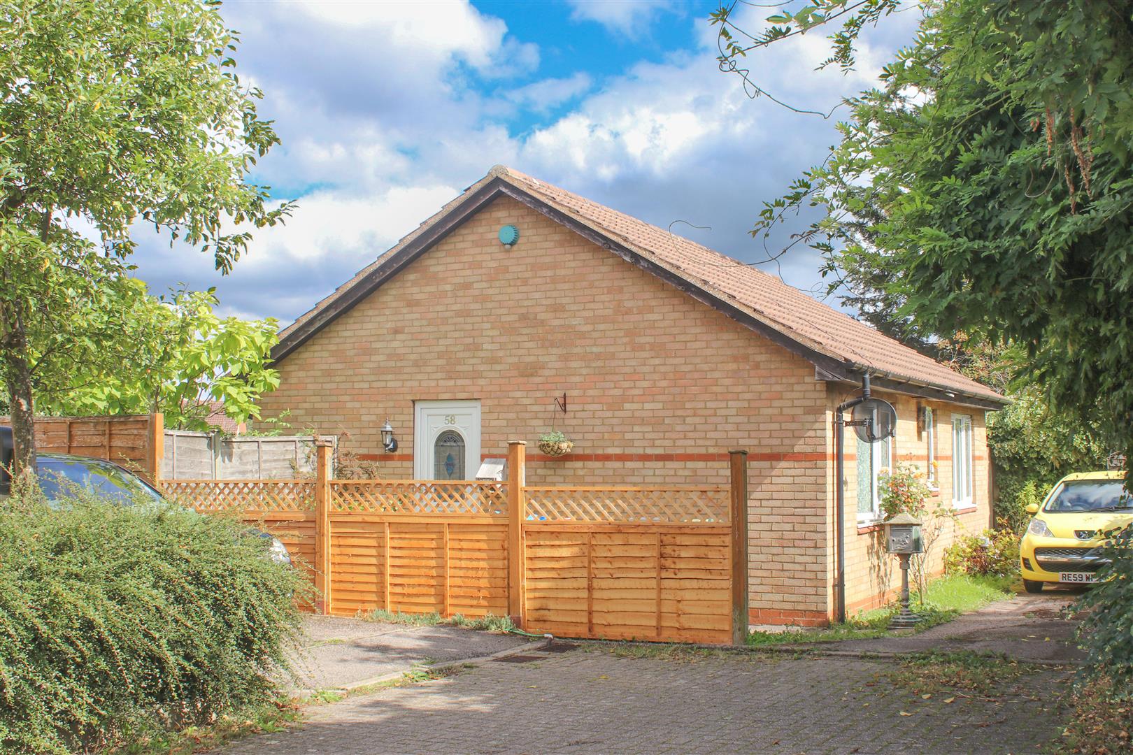 2 bed property in Chaplin Grove, Milton Keynes
